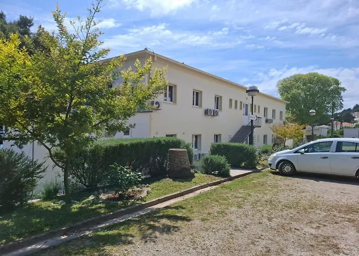 Sunset Cove Seget Hostel *